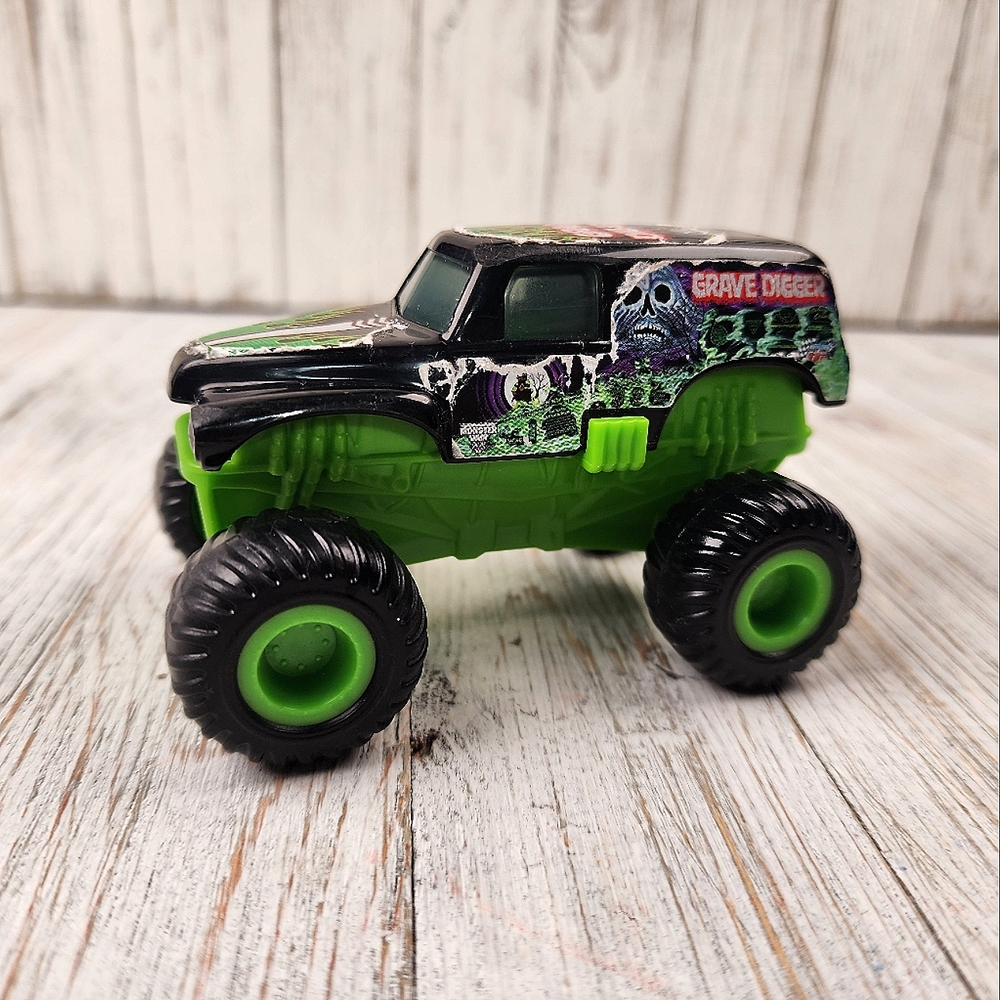 Grave Digger 1:64 Pull Back And Go Feature Monster Jam Monster Truck Collectible